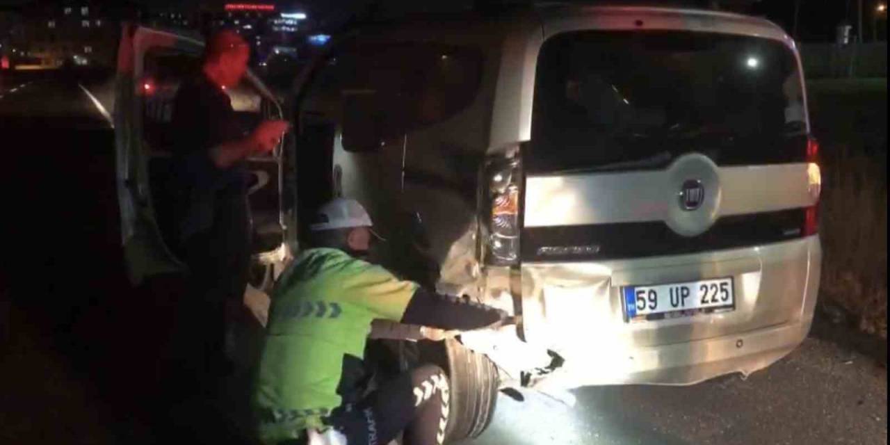 Tekirdağ’da İki Otomobil Çarpıştı: Tekeri Sıkışan Sürücüye Polis Yardım Etti