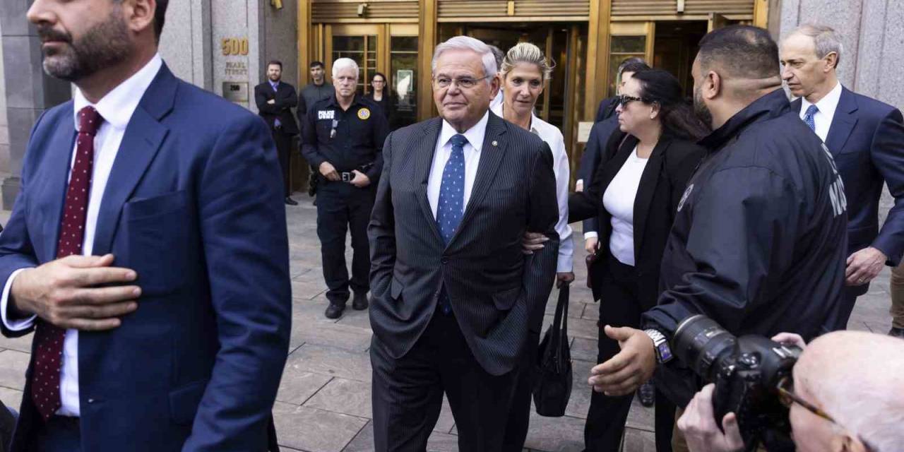 Türkiye Karşıtı Abd’li Senatör Menendez, Hakkındaki Yolsuzluk Ve Rüşvet Suçlamalarını Reddetti