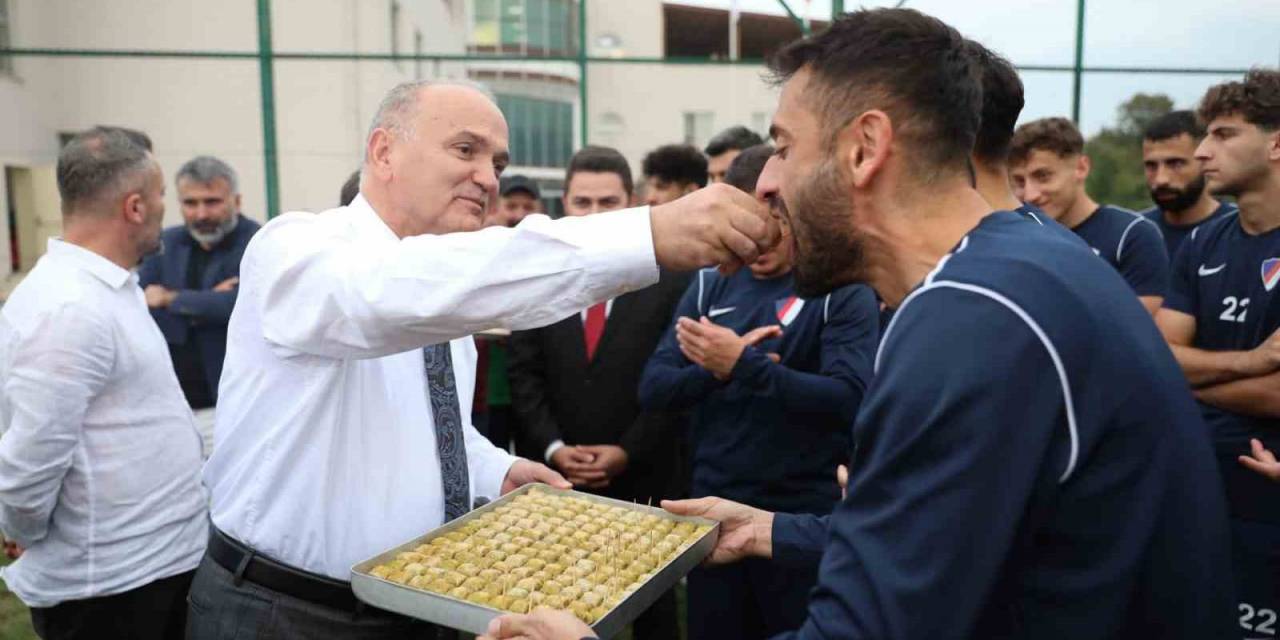 Başkan Özlü’den Futbolculara Baklava