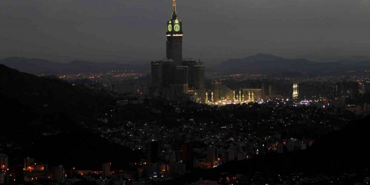 Mekke’deki Kraliyet Saat Kulesi’ne Yıldırım Düştü