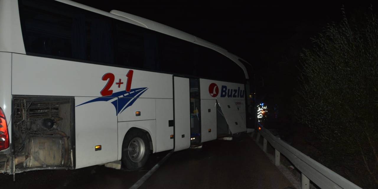 Afyonkarahisar’da Yağmurda Kayan Yolcu Otobüsüne Arkadan Gelen Tır Çarptı: 4 Yaralı