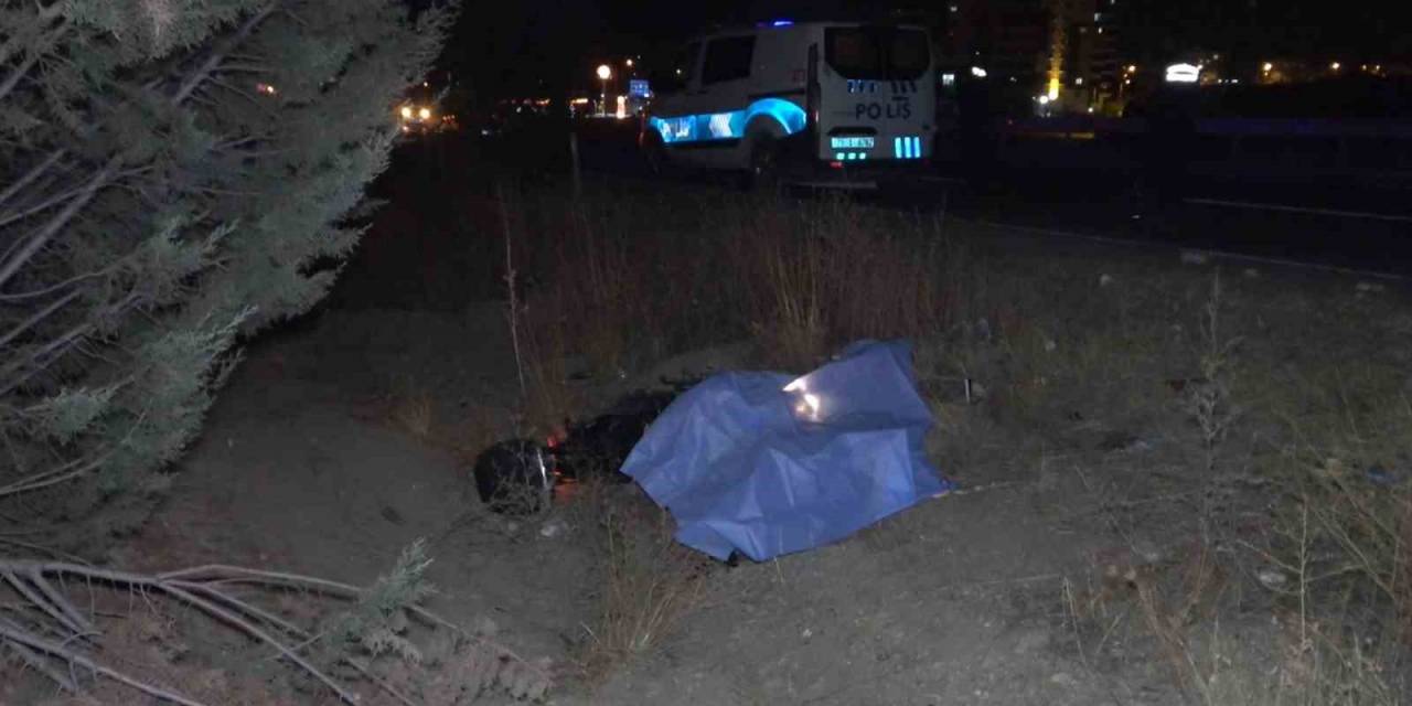 Virajı Alamayan Motosiklet Şarampole Devrildi: 1 Ölü