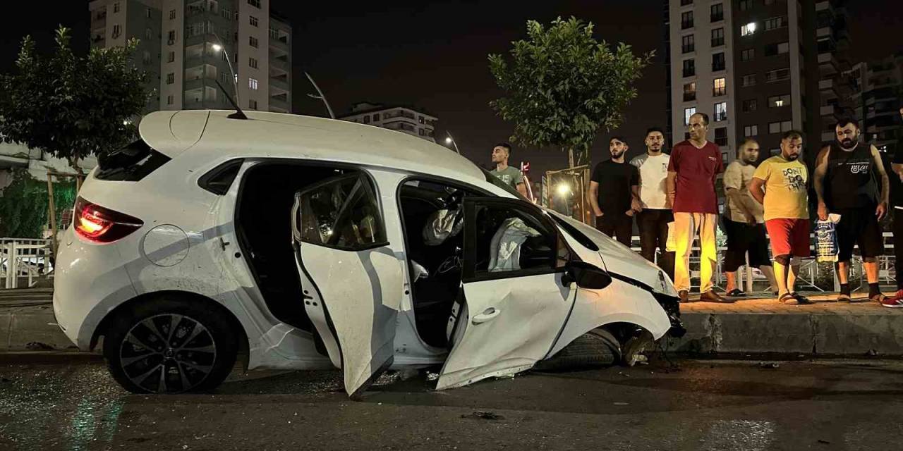 Adana’da Otomobil Sinyalizasyon Direğine Çarpıp Kaldırıma Çıktı: 1 Ölü, 3 Yaralı