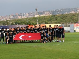 Trabzonsporlu Futbolcular Şehitler İçin ‘Önce Vatan’ Yazılı Siyah Tişört Giydi