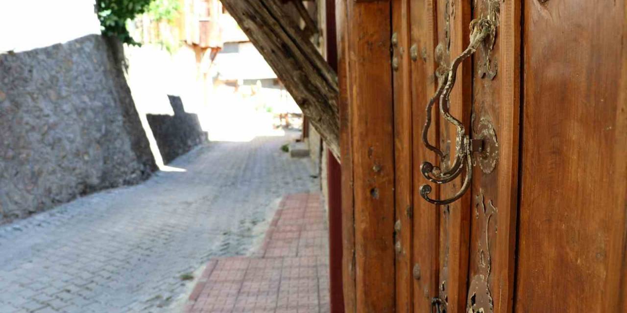 Geçmişin Yok Olan Mirası: Kapı Tokmakları