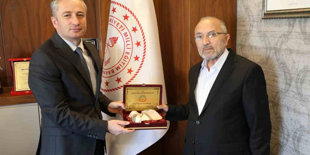 37 Yıllık Öğretmenlik Hayatına Veda Eden Orhan Aydın’a Plaket Verildi