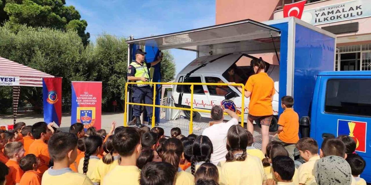 Jandarma Öğrencilere Emniyet Kemerinin Önemini Anlattı