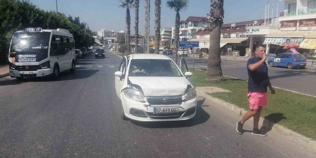 Antalya’da Yaya Geçidinde 3 Araçlı Zincirleme Kaza