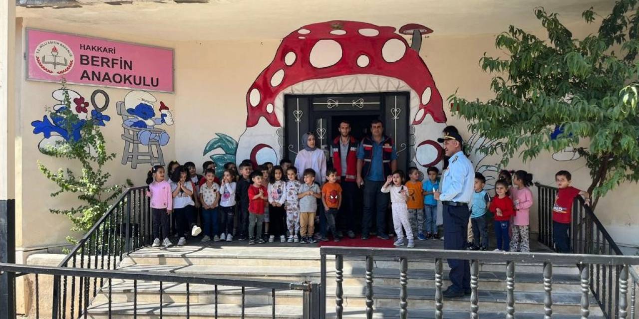 Hakkari’de Minik Öğrenciler İtfaiye Hakkında Bilgilendirildi