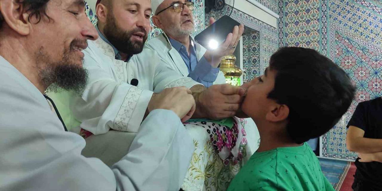 Peygamber Efendimiz Hz. Muhammed (Sallallahü Aleyhi Ve Sellem)’in Mübarek Sakal-ı Şerif’i Vatandaşlarla Buluşturuldu