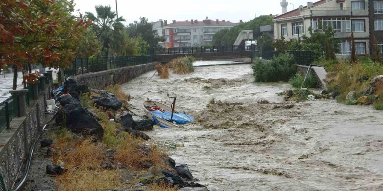 Lapseki’de Sağanak Yağış Etkili Oldu