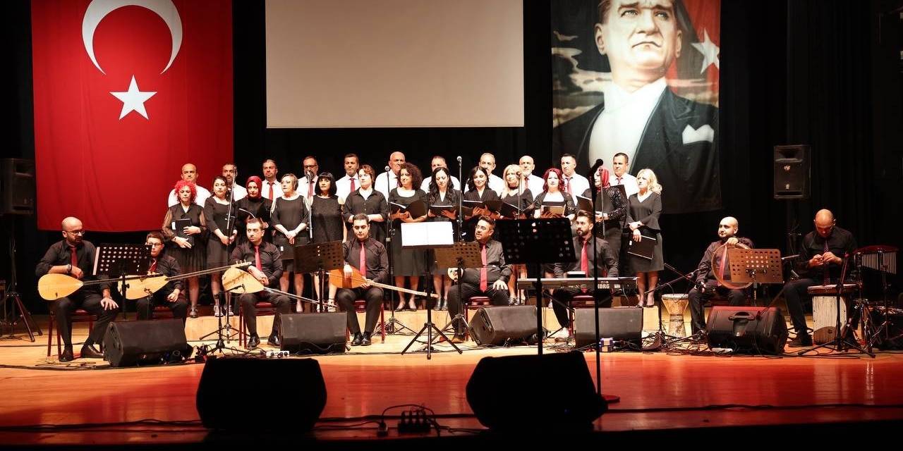 Kütahya Belediyesi Kültür Ve Sanat Akademisi Türk Halk Müziği Korusu İlk Konserine Verdi