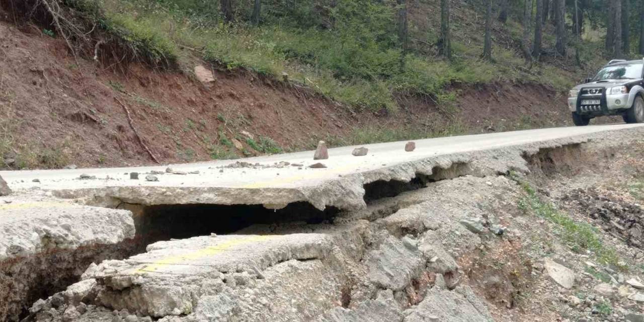 İspir Devedağı Gurup Yolu Sürücülerin Kabusu Oldu