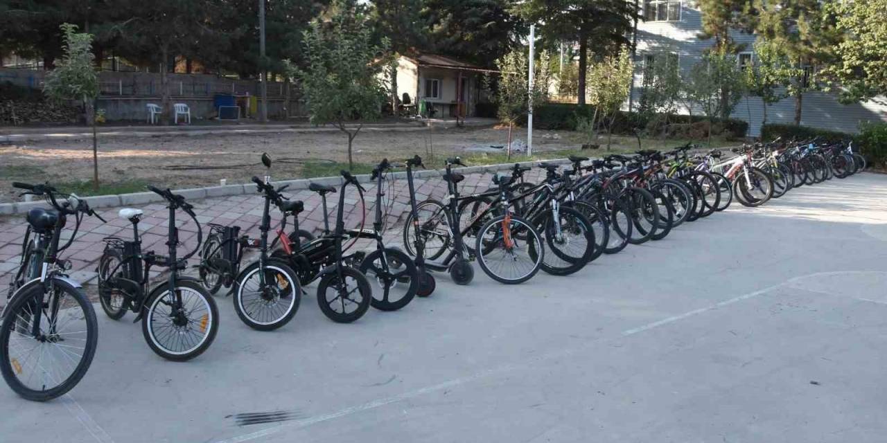 Polisin Baskın Yaptığı Evden 1,5 Milyon Liralık Çalıntı Bisiklet Ve Motosiklet Çıktı