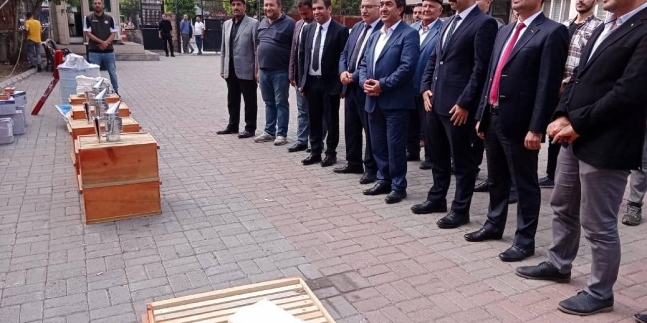 Güroymak’ta 26 Arıcıya 480 Adet Arı Kovanı Dağıtıldı