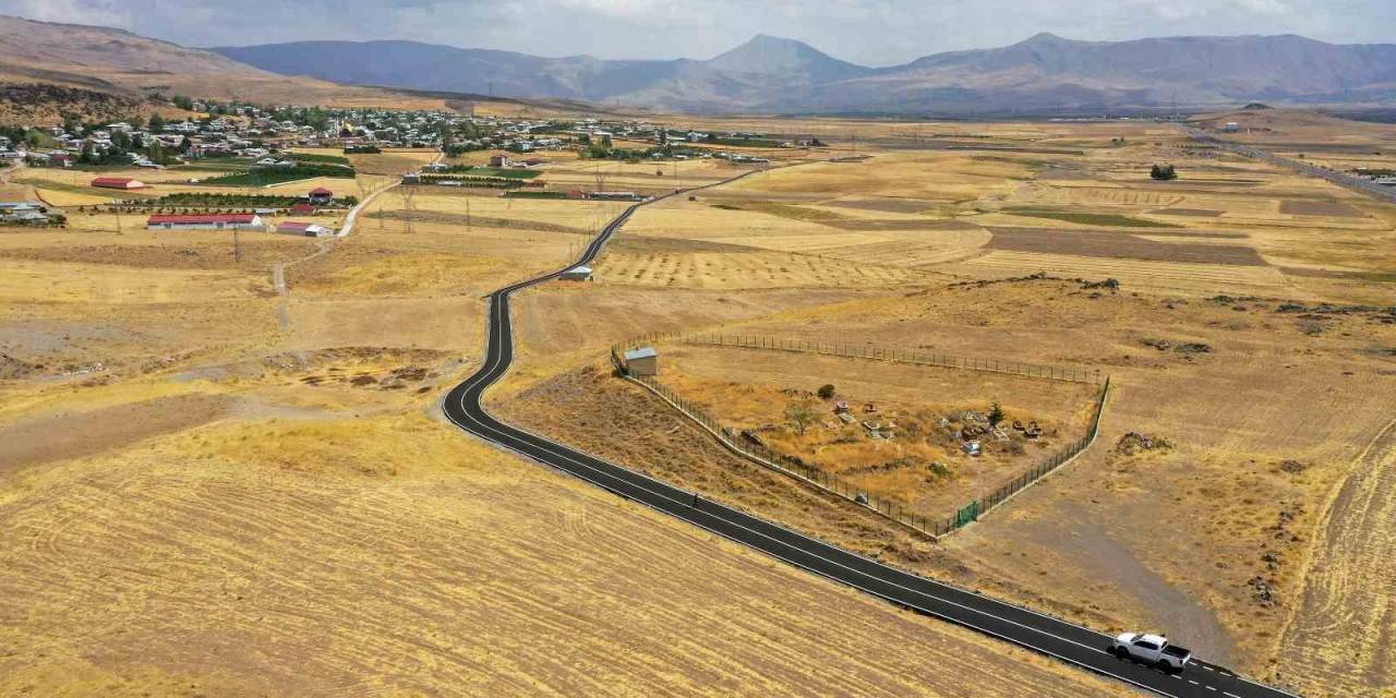 Muradiye’de 4 Mahallenin 13 Kilometrelik Yolu Sıcak Asfalta Kavuştu