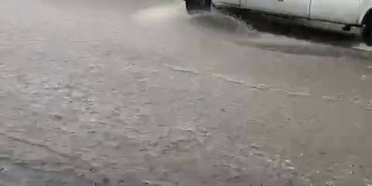 Büyükçekmece’de Sağanak Yağış Sonrası Yollar Göle Döndü