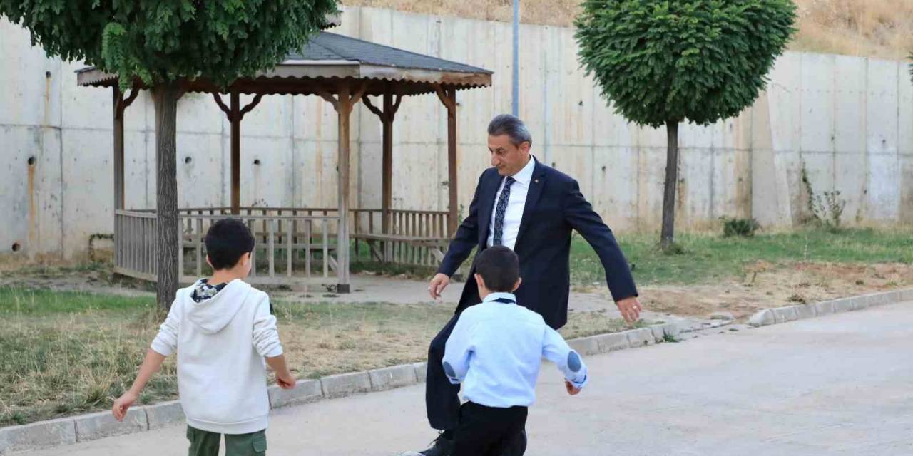 Vali Karaömeroğlu, Sevgi Evlerinde Kalan Çocuklarla Futbol Oynadı