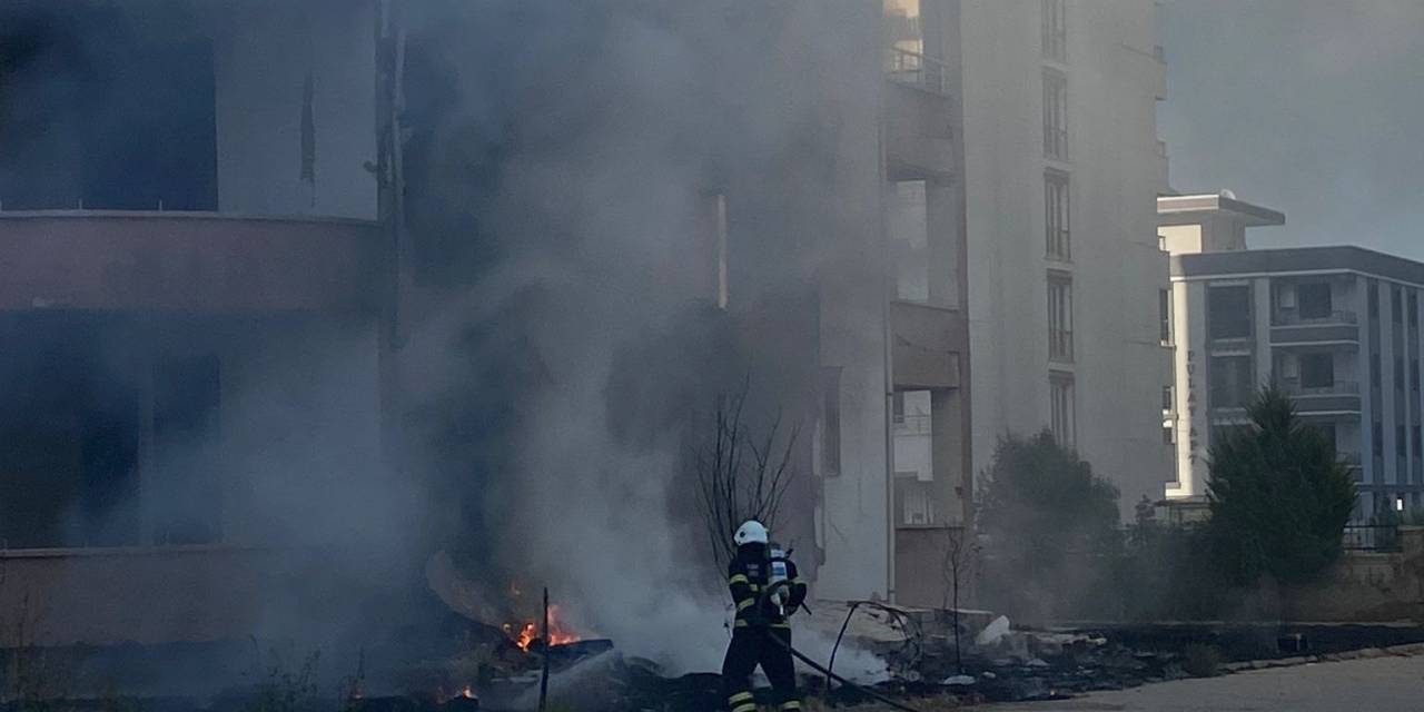 Bina Girişinde Yakılan Lastikler Korkuya Neden Oldu