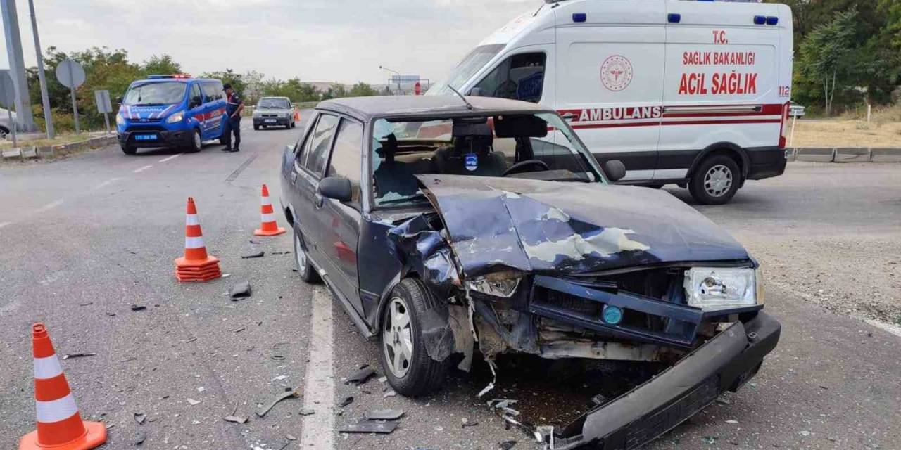 Kırıkkale’de İki Otomobil Çarpıştı: 1’i Bebek 3 Yaralı