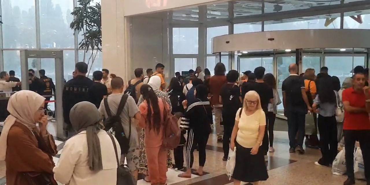 Aşırı Yağış Nedeniyle Müşteriler Cevahir Alışveriş Merkezi’nde Mahsur Kaldı
