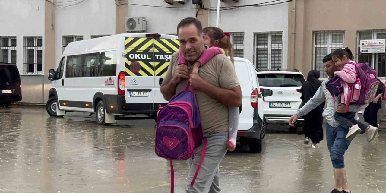 Okulda Mahsur Kalan Minikleri İtfaiye Kurtardı, O Anlar Kamerada