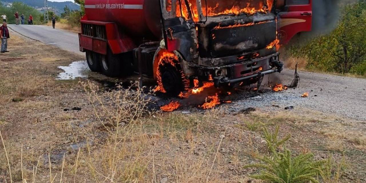 Yangına Müdahale İçin Köye Giden İtfaiye Aracı Yolda Yandı
