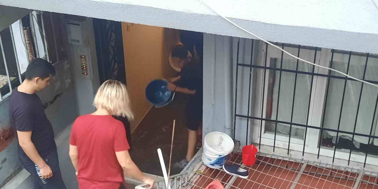 Kağıthane’de Evleri Su Bastı, Bir Anne Ve Bebeği Mahsur Kaldı