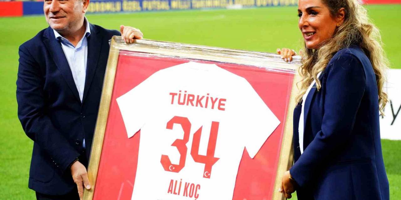 Şampiyon Down Sendromlu Özel Futsal Milli Takımı Oyuncuları, Fenerbahçe Tribünlerini Selamladı