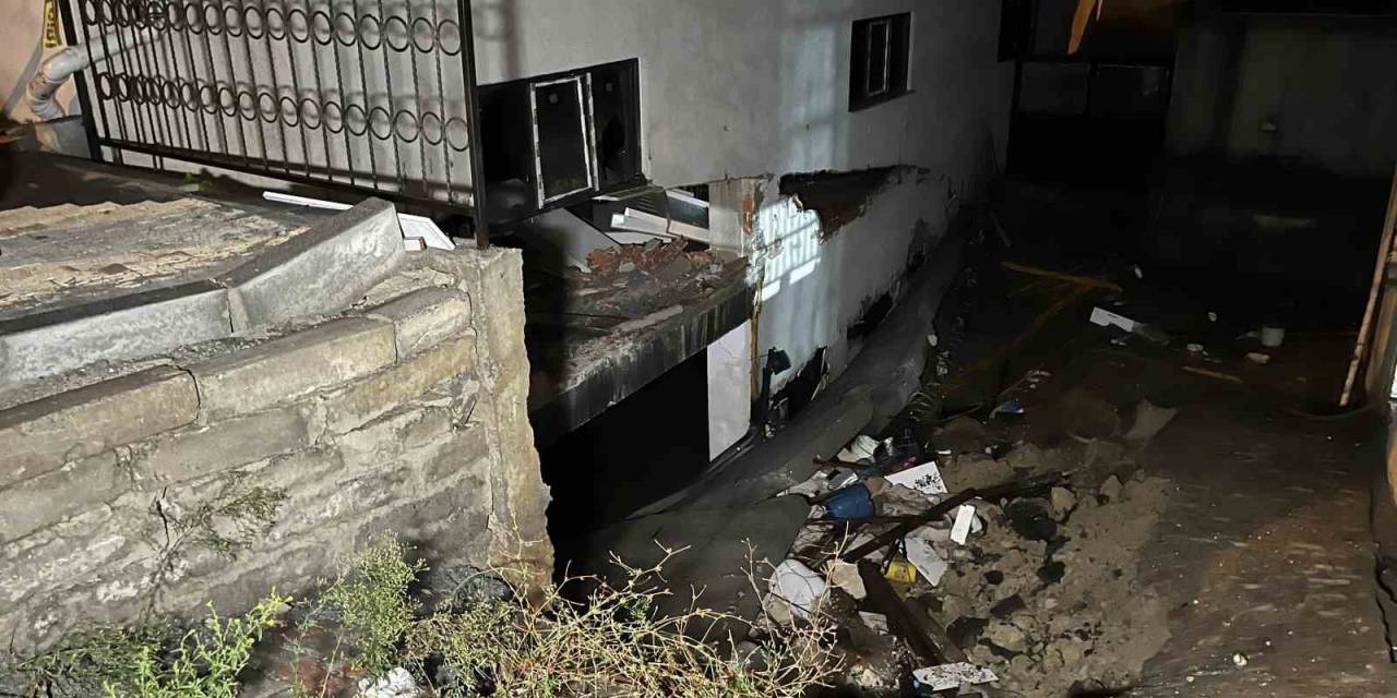 Arnavutköy’de Sağanak Nedeniyle Bir Binanın İstinat Duvarı Yıkıldı