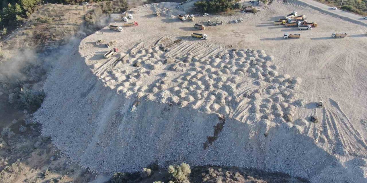 Depremin Yerle Bir Ettiği Enkaz Kentten Geriye Moloz Dağları Kaldı