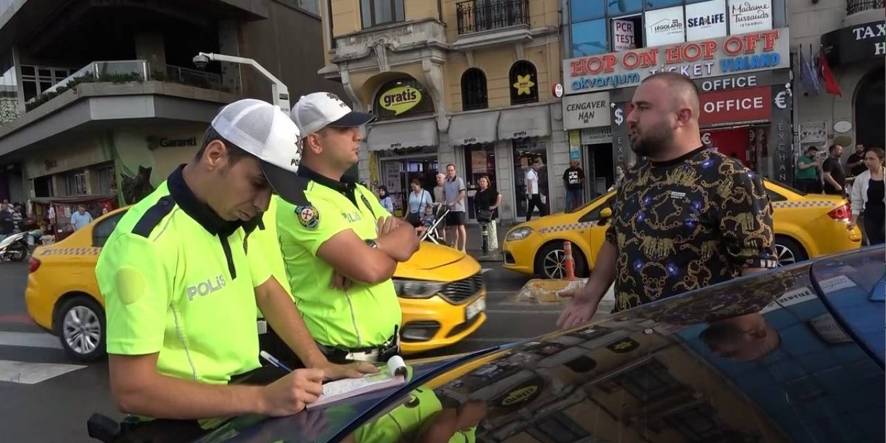 Taksim’de Denetime Takılan Adam Polis Ekiplerine Hakaret Etti: "Senin Maaşını Kim Veriyor"