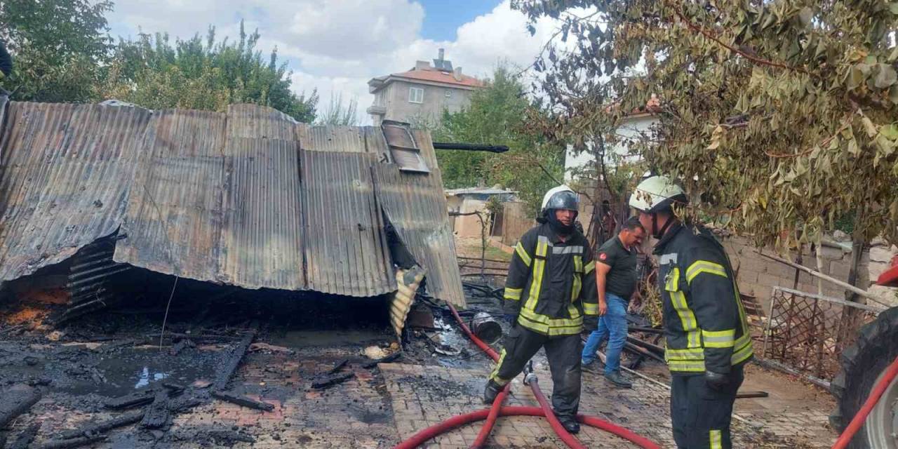 Evin Aşenesi Çıkan Yangında Kullanılamaz Hale Geldi