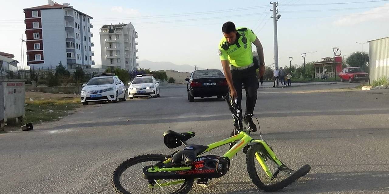 Bisikleti İle Otomobile Çarpan Çocuk Yaralandı