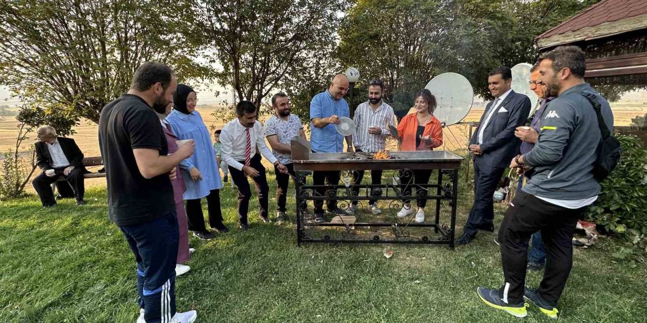 Yüksekovalı Öğretmenler Kurul Toplantısını Masa Başında Değil, Mangal Başında Yaptı