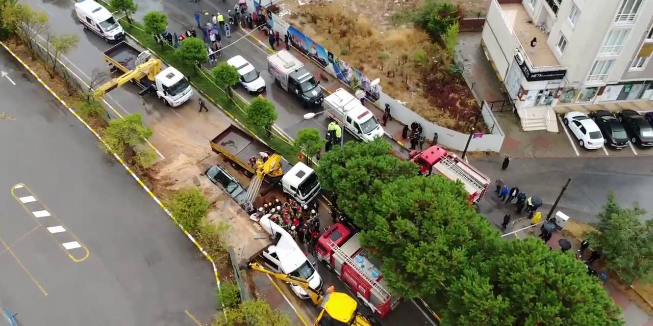 Pendik’te Çöken İstinat Duvarının Altında Kalan Araçta Sıkışan Kişiyi Kurtarma Çalışması Devam Ediyor