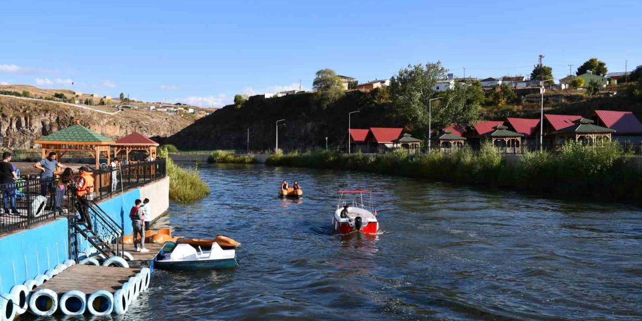 Kura Nehri’nde Deniz Bisikleti Ve Tekne Keyfi