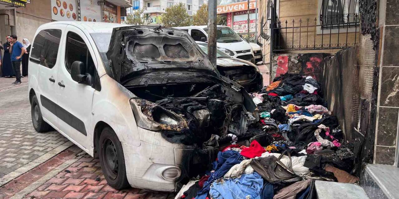 Yaşlı Kadının Sokakta Sattığı Kıyafetleri Yaktı, Sıçrayan Alevler 2 Aracı Küle Çevirdi