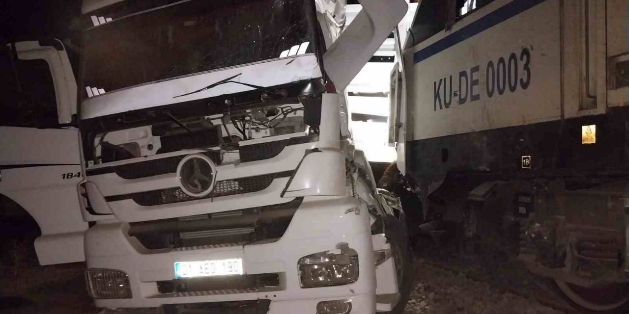 Diyarbakır’da Trenin Çarptığı Tırın Sürücüsü Ağır Yaralandı, Hayvanlar Telef Oldu