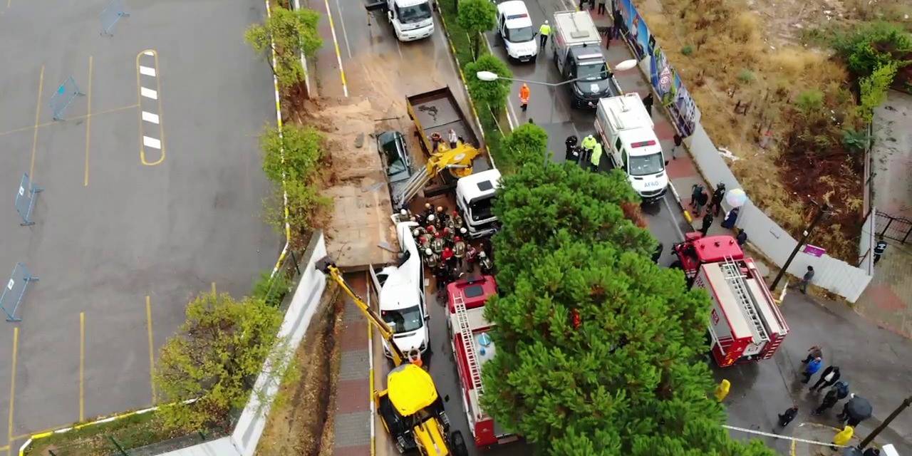 Pendik’te Çöken İstinat Duvarı Nedeniyle Servis Aracına Sıkışan Kişi Kurtarıldı