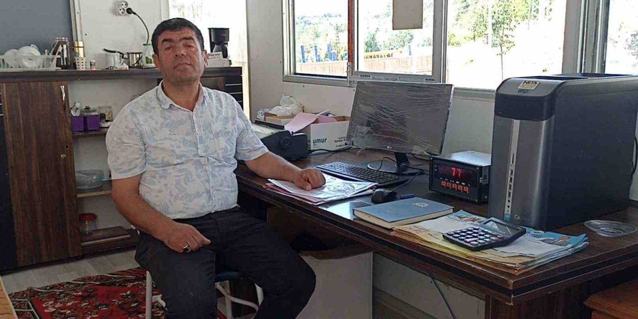 Muhtardan Örnek Davranış, Tüm Maaşını Öğrencilere Burs Olarak Dağıtıyor