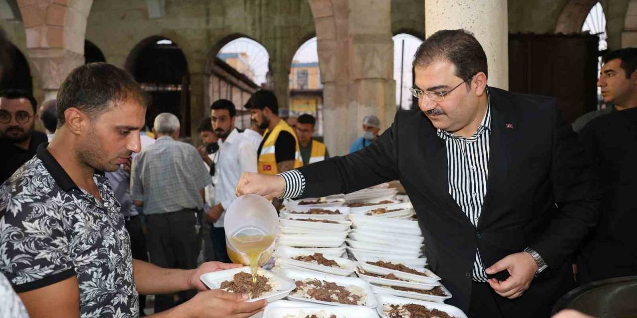 Sabah Namazında 10 Bin Kişiye Tirit İkramı