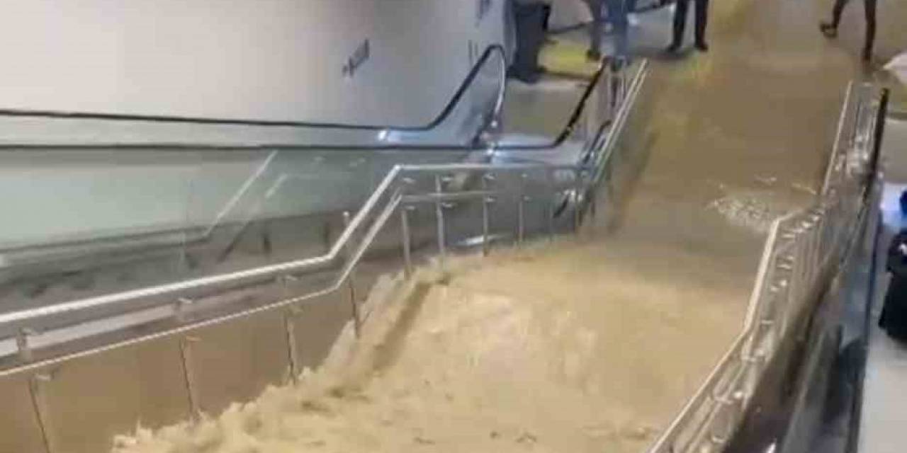 Pendik’te Metro Durağını Su Bastı