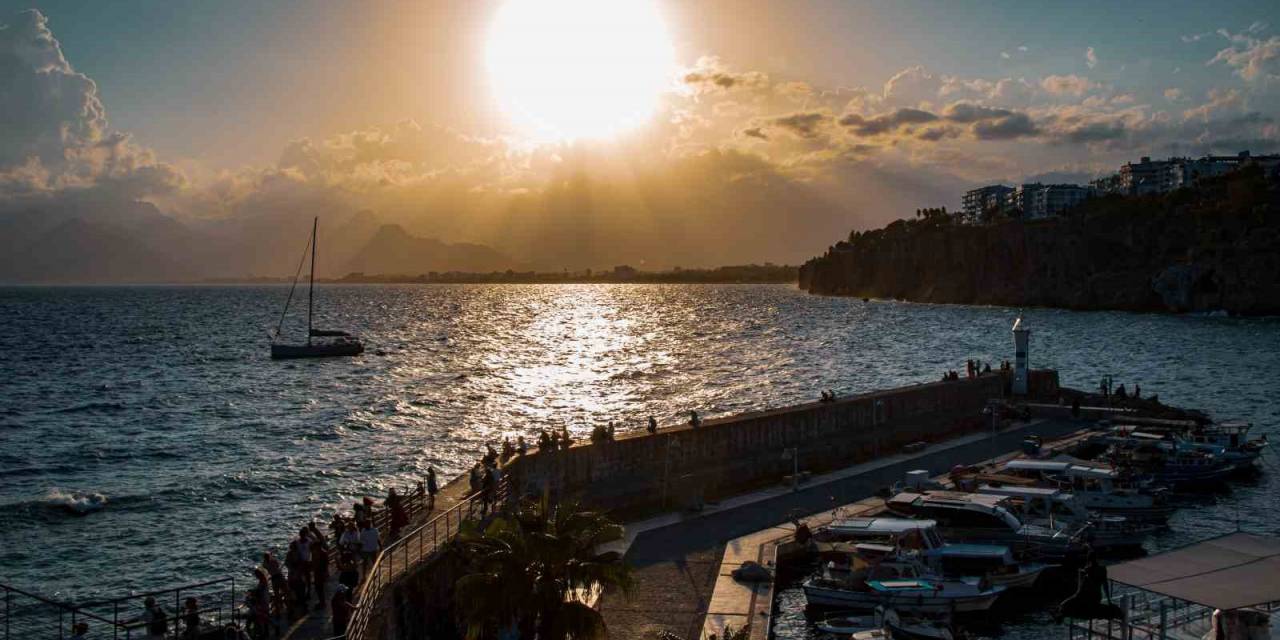 Günün Her Saati Farklı Manzara Sunuyor, Turistleri Kendine Hayran Bırakıyor