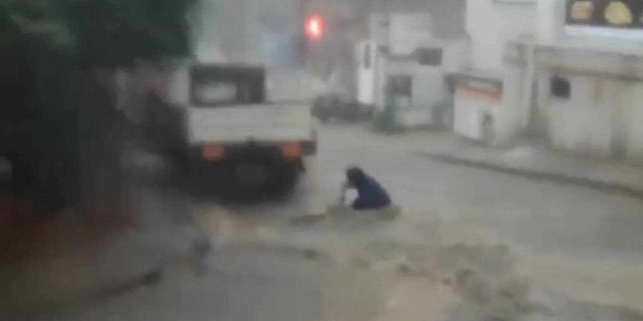 Sancaktepe’de Sel Sularına Kapılan Bir Kişi Araç Altında Kaldı