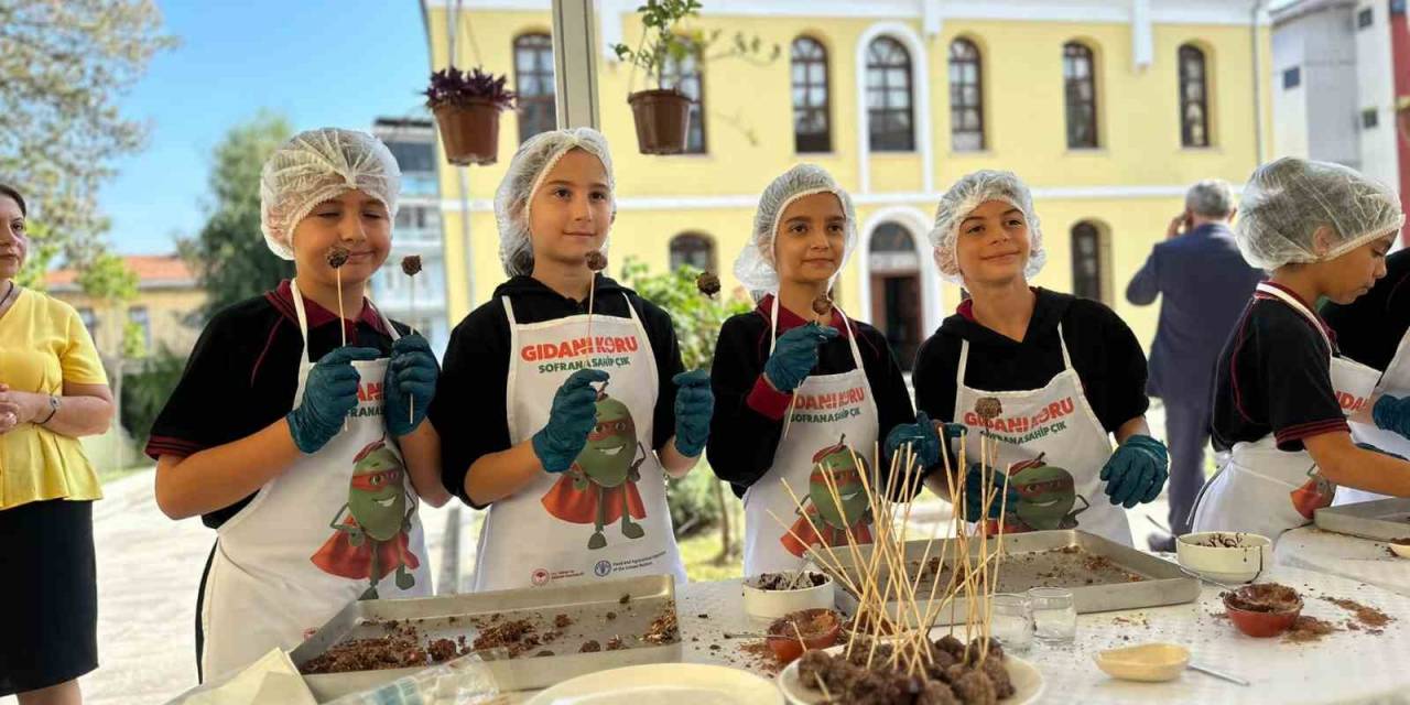 Artık Ekmek Ve Keklerden Çikolata Topu Yaptılar, İsrafa Dikkat Çektiler