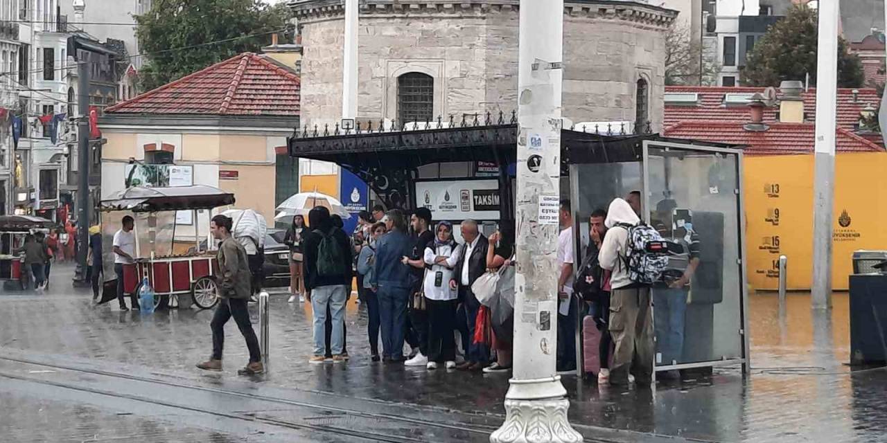 Taksim’de Yağmur Etkili Oldu: Beyoğlu’nun Ara Sokaklarında Ortaya Şelaleyi Andıran Görüntüler Çıktı
