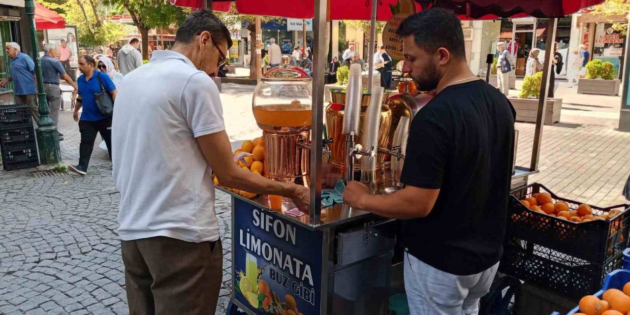Vatandaşlar Mevsim Geçişlerinde Hastalıklara Önlem Olarak Portakal Suyu İçiyor