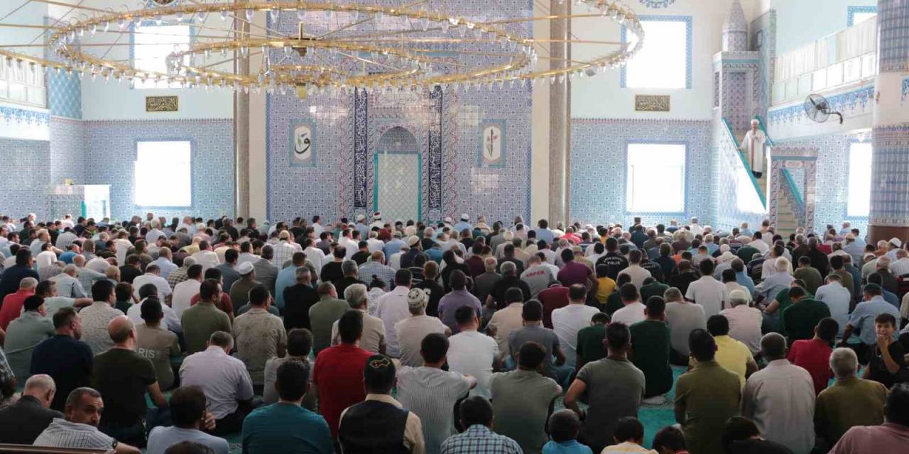 Depremde Hasar Alan Cami Yeniden İbadete Açıldı