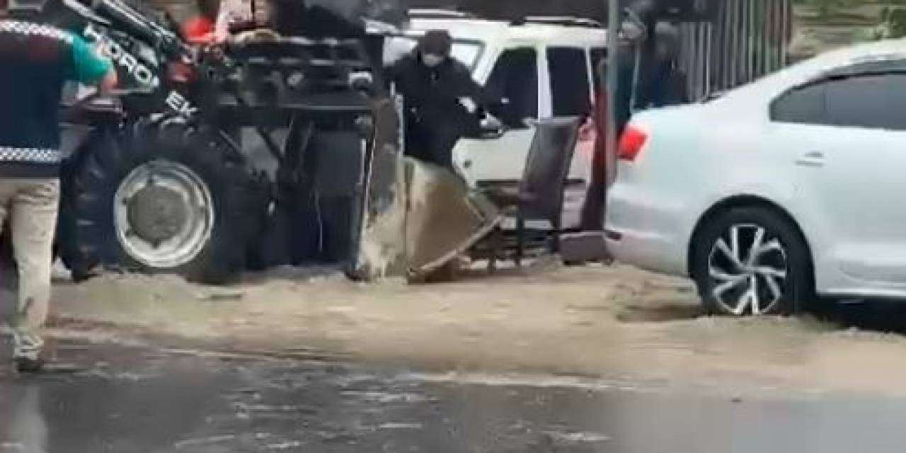 Zeytinburnu’nda Su Birikintisinde Kalan Vatandaşlar İş Makinasıyla Çıkarıldı